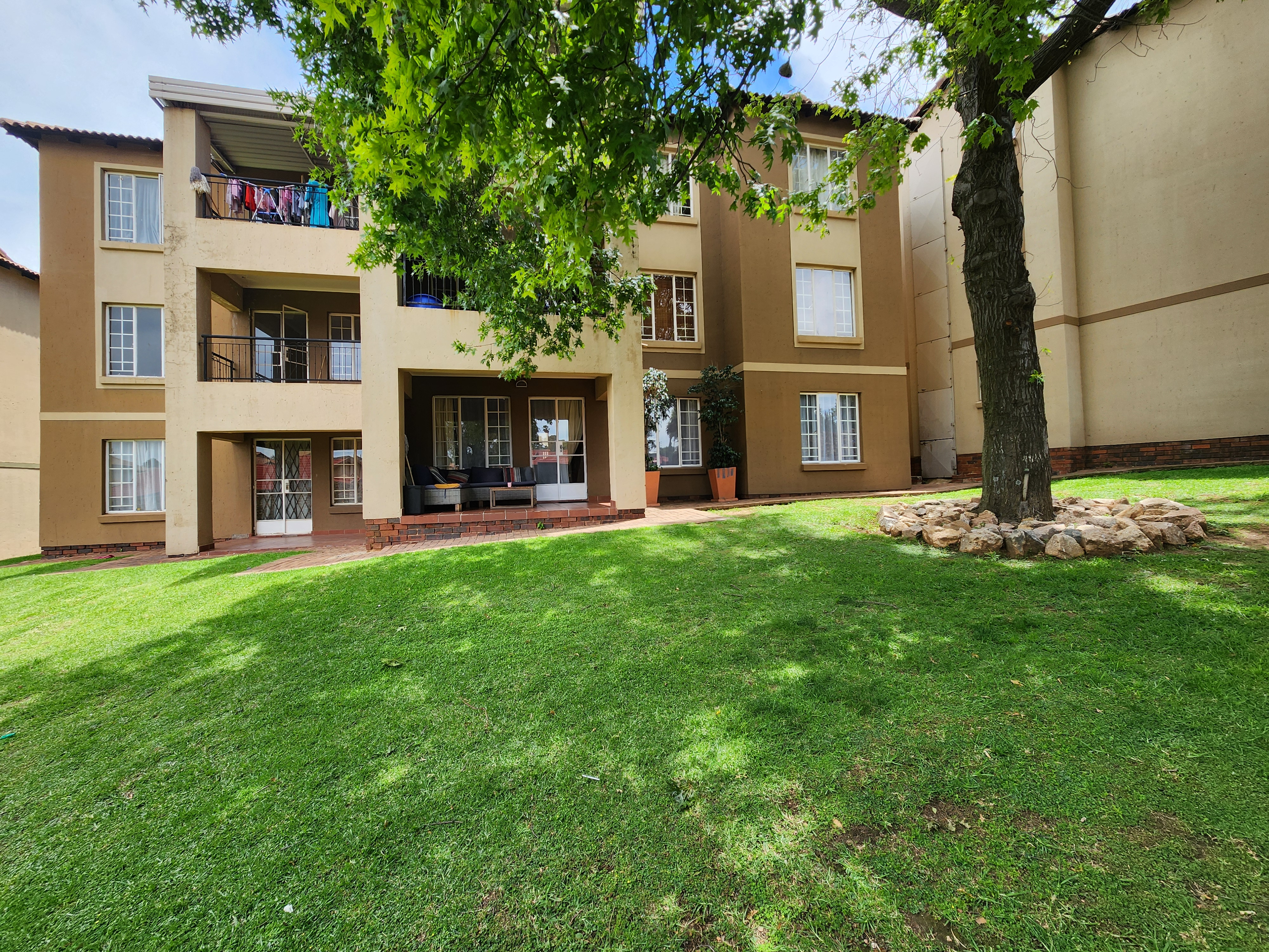 Townhouse for sale in Meredale&nbsp;Johannesburg