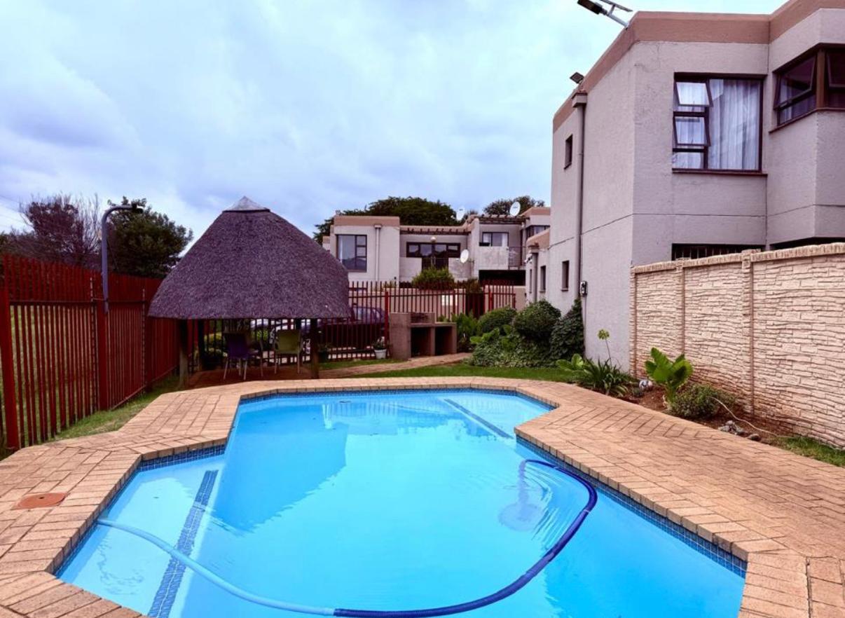 Townhouse For Sale in Glenvista&nbsp;Johannesburg